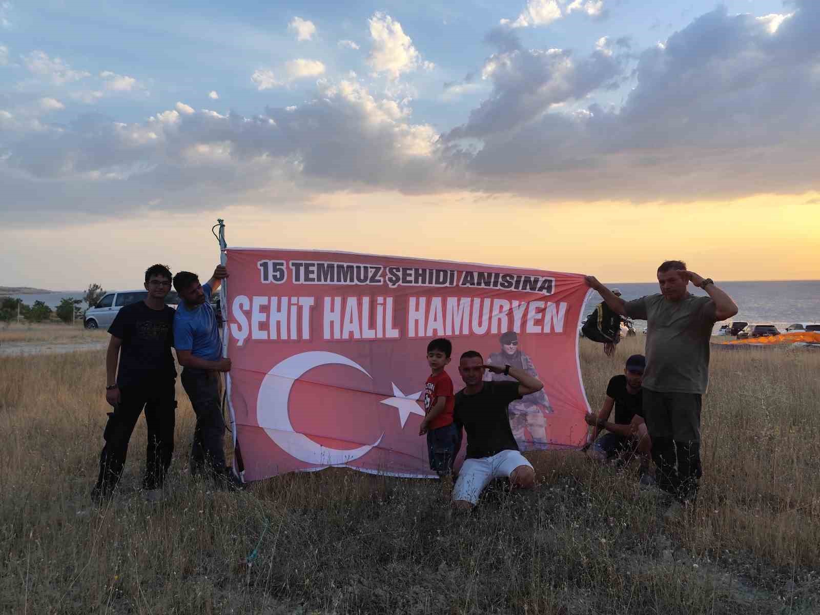 Yamaç paraşütüyle Ercişli 15 Temmuz şehidinin ismini dalgalandırdı