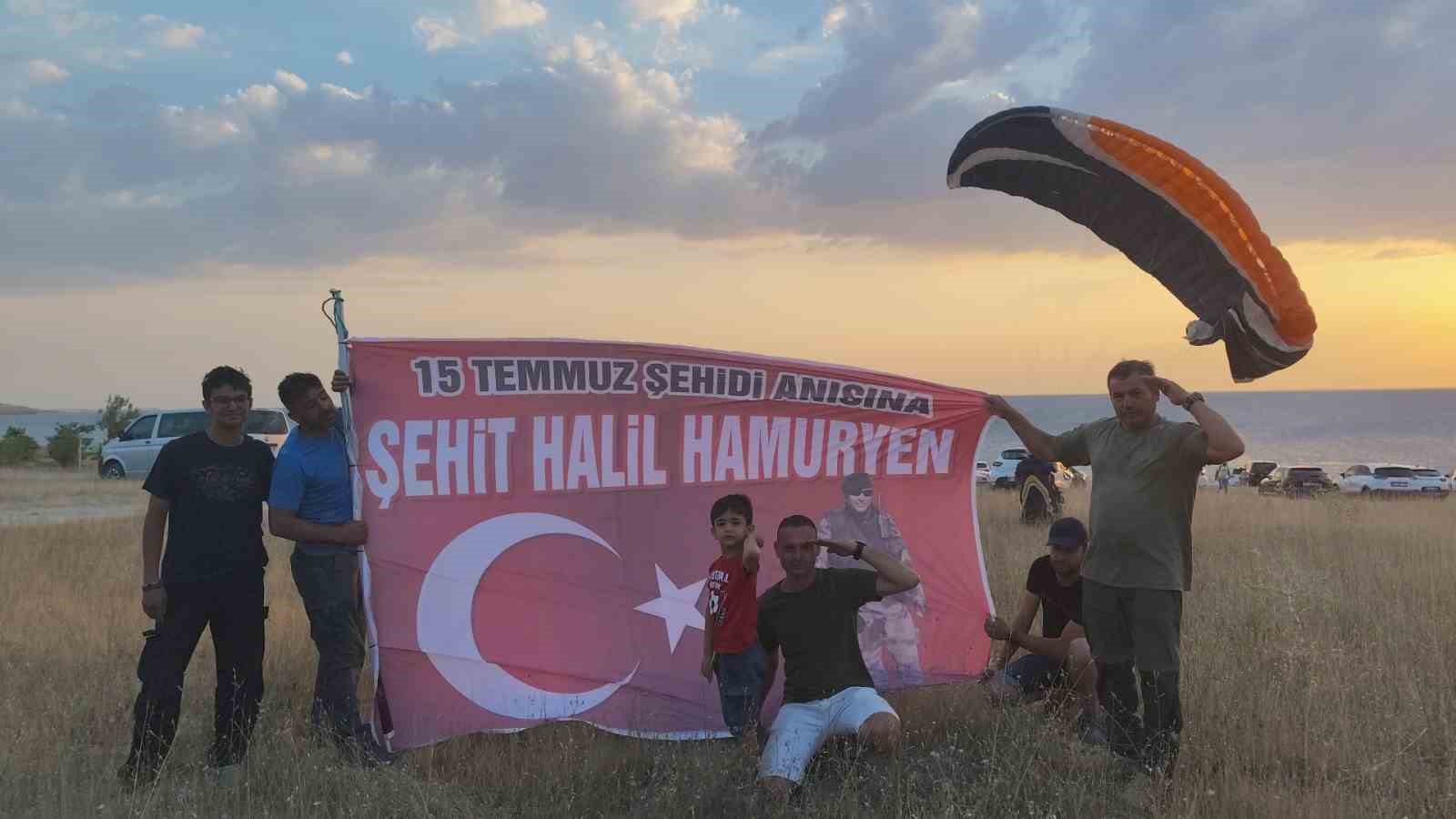 Yamaç paraşütüyle Ercişli 15 Temmuz şehidinin ismini dalgalandırdı