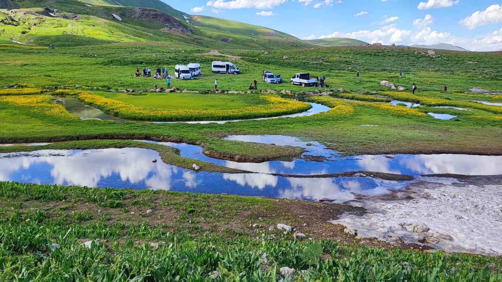 Temmuz’un ilk gününde karda kayıp karlı pekmez yediler