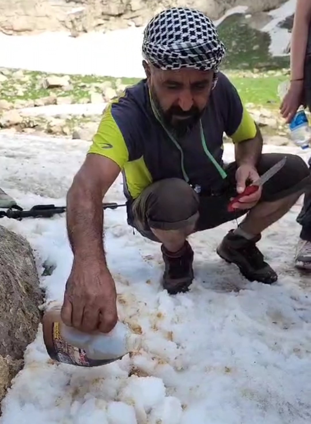 Temmuz’un ilk gününde karda kayıp karlı pekmez yediler