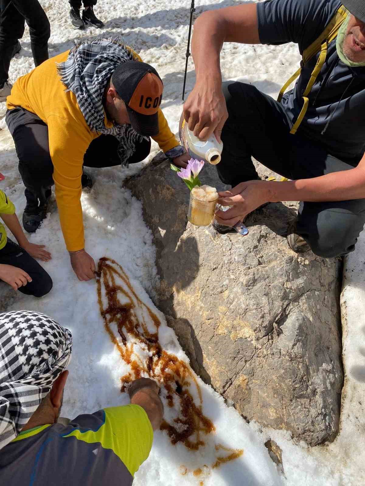 Temmuz’un ilk gününde karda kayıp karlı pekmez yediler