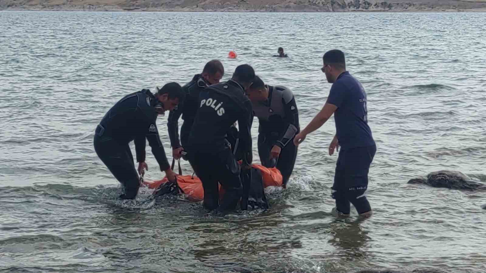 Van Gölü’nde 1 kişinin boğulduğu ihbarına giden ekipler 2 kişinin cansız bedenine ulaştı