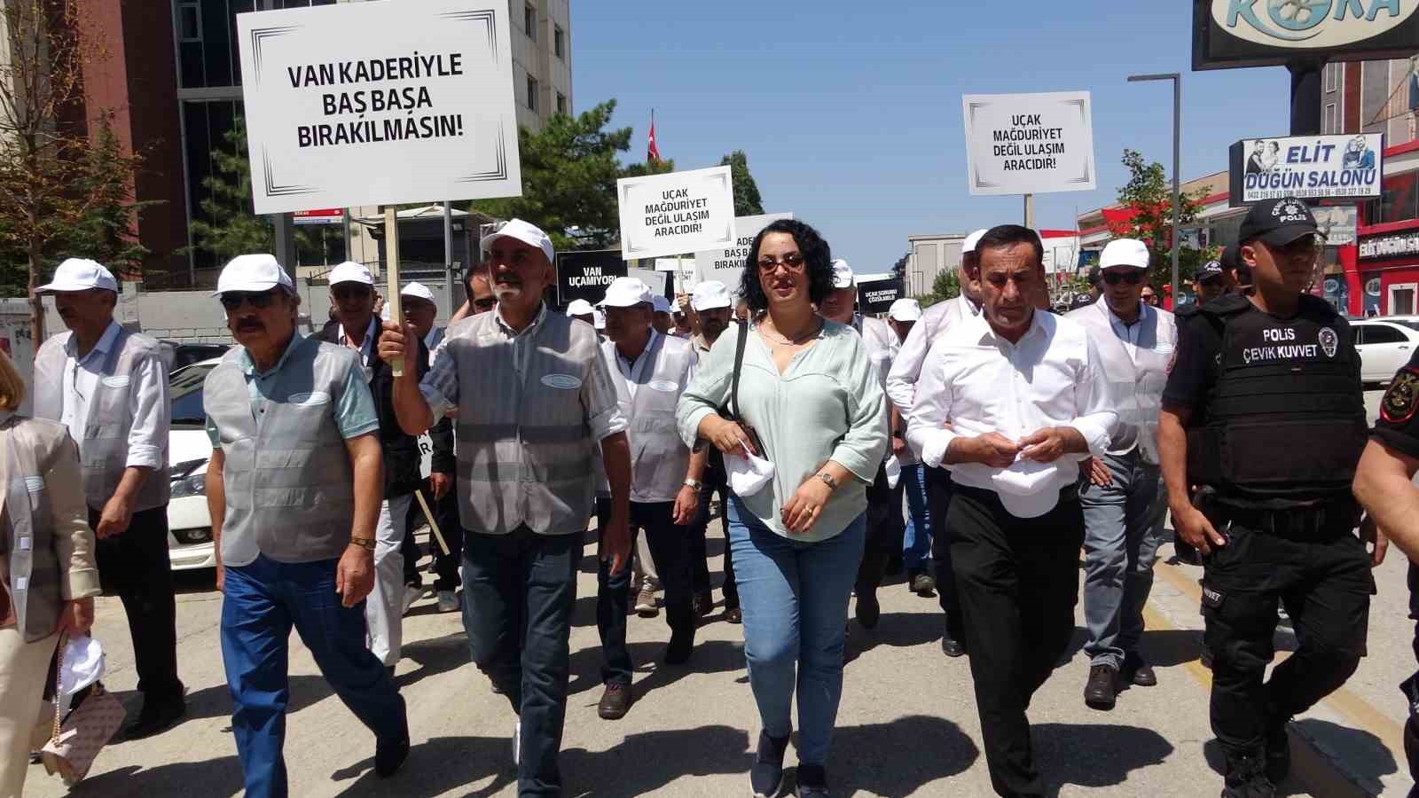 Van’da yetersiz uçak seferleri için yürüyüş yapıldı