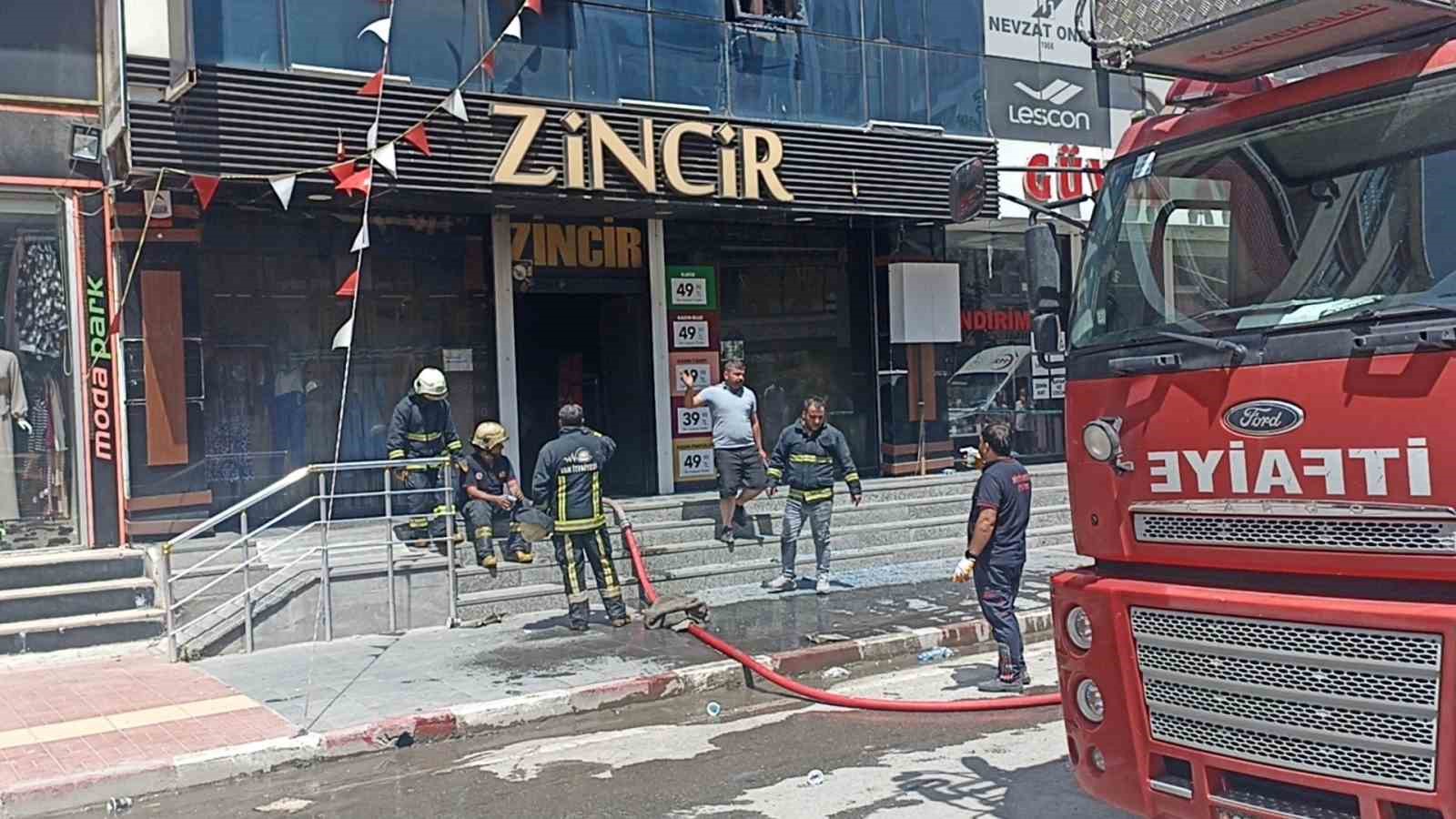 Erciş’te mağazada yangın