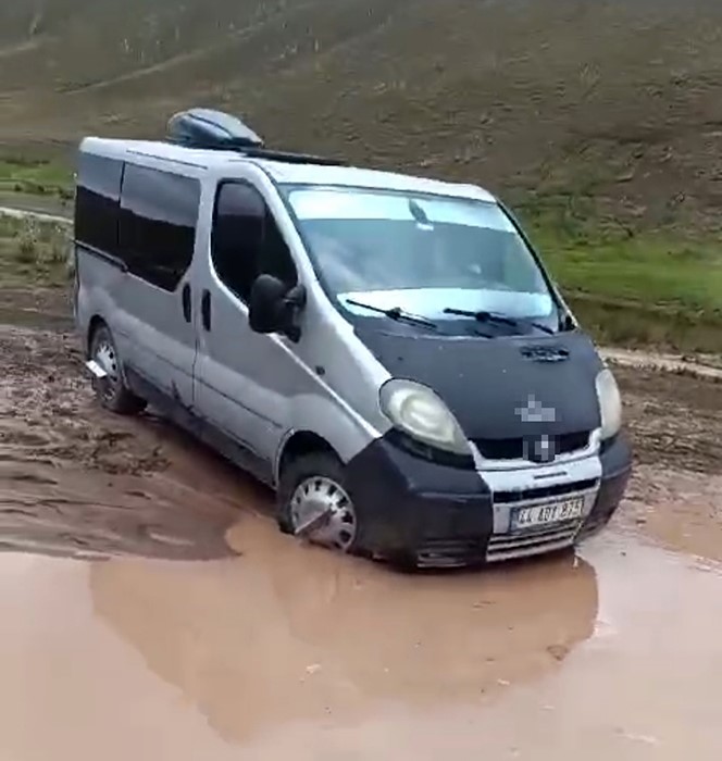 Dağda mahsur kalan baba ve oğlu itfaiye ekipleri tarafından kurtarıldı