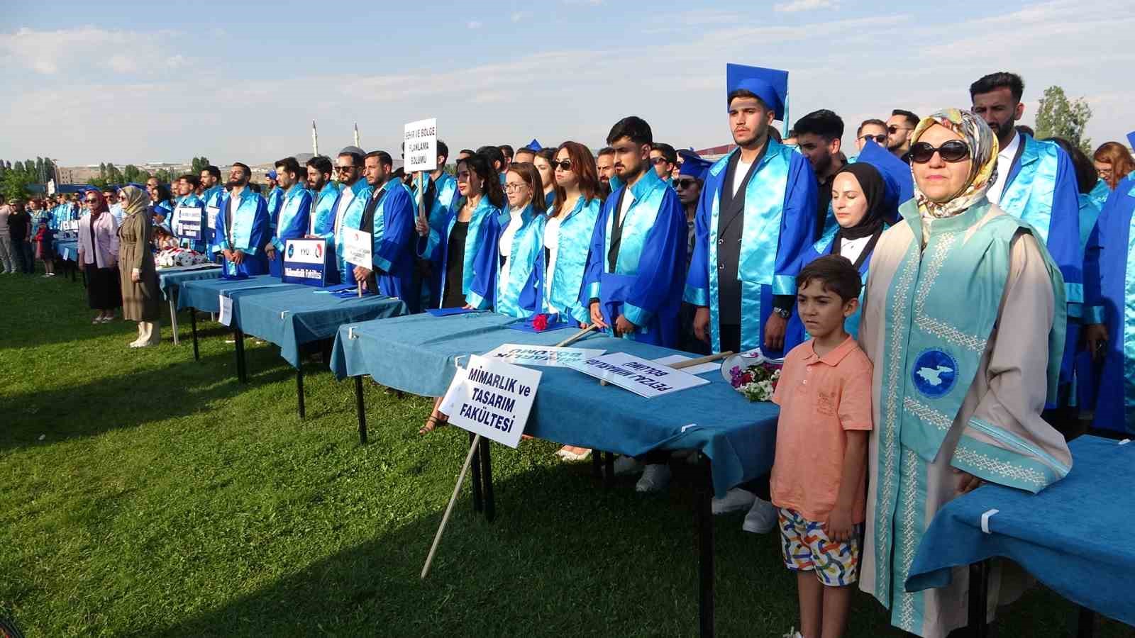 Van YYÜ’de mezuniyet coşkusu