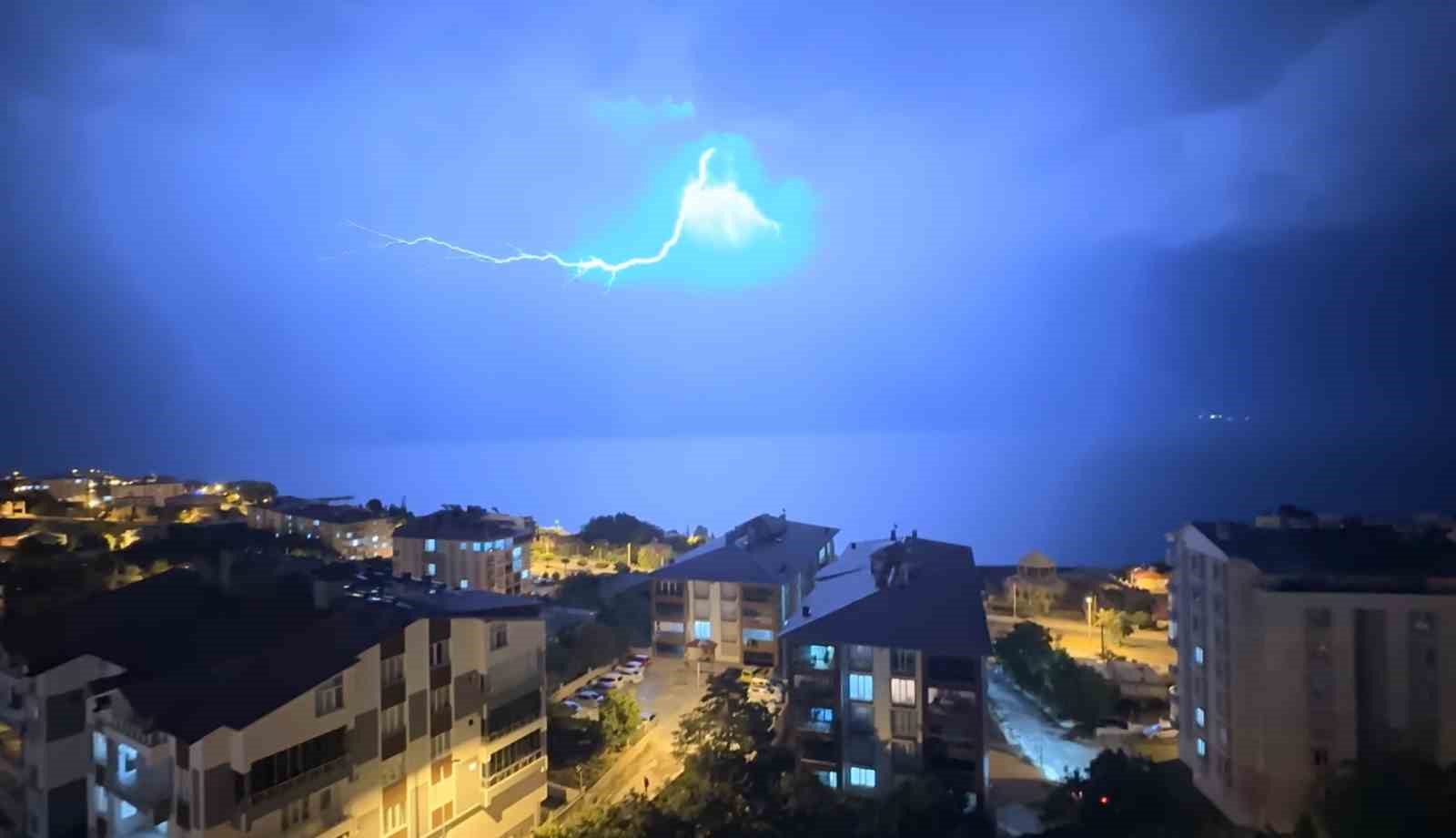 Van Gölü üzerinde çakan şimşeklerden görsel şölen