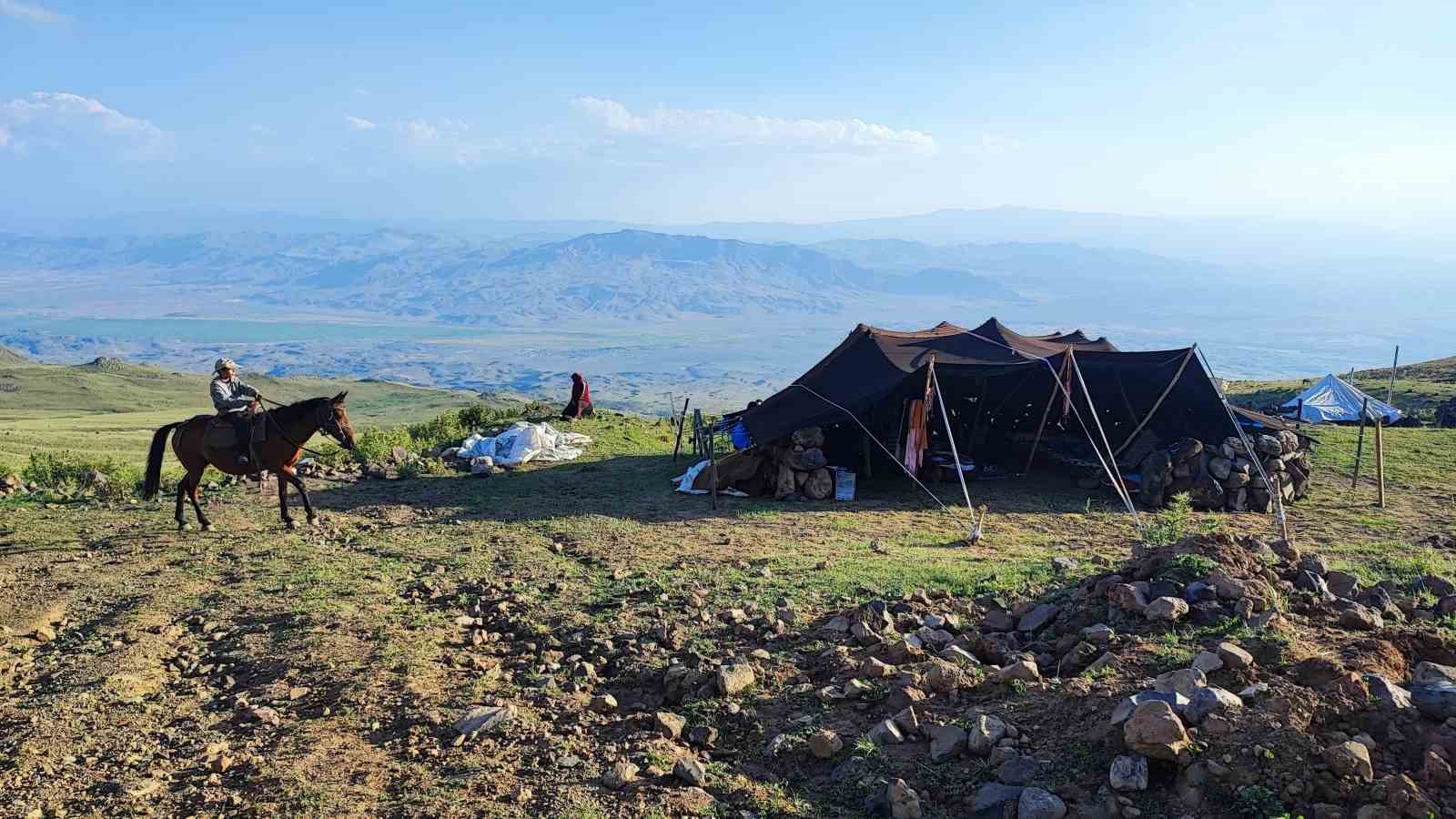 Vanlı dağcılar Türkiye’nin en yüksek dağı olan Ağrı Dağı’na tırmandı