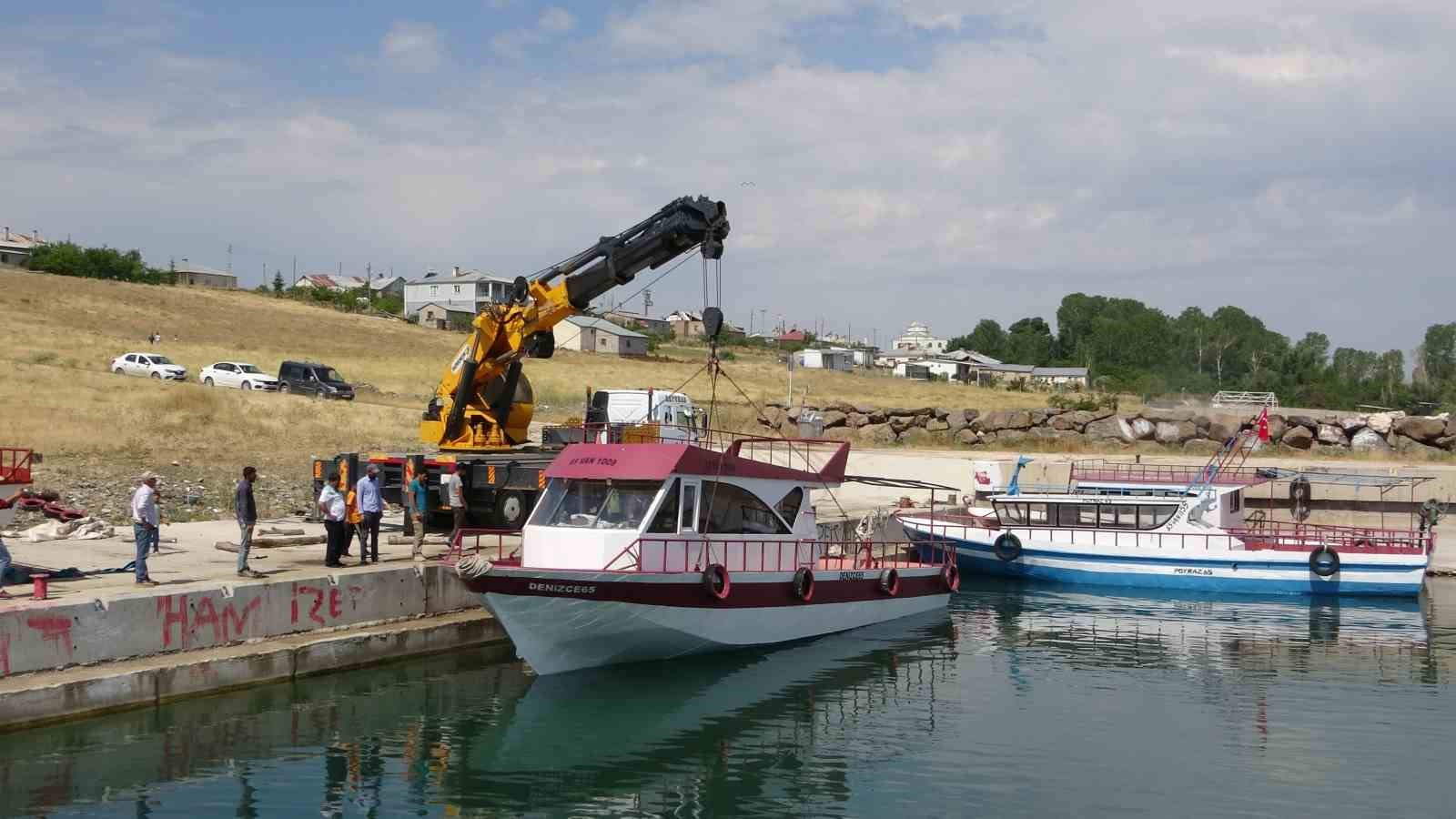 Av sezonu için bakımları yapılan tekneler Van Gölü’ne indirildi