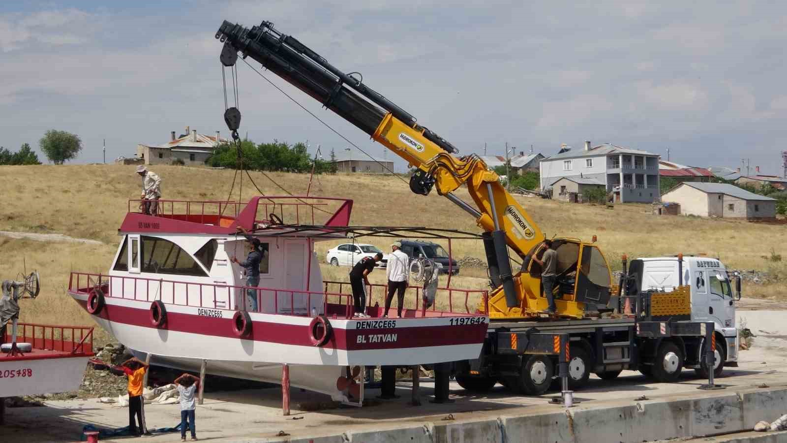 Av sezonu için bakımları yapılan tekneler Van Gölü’ne indirildi