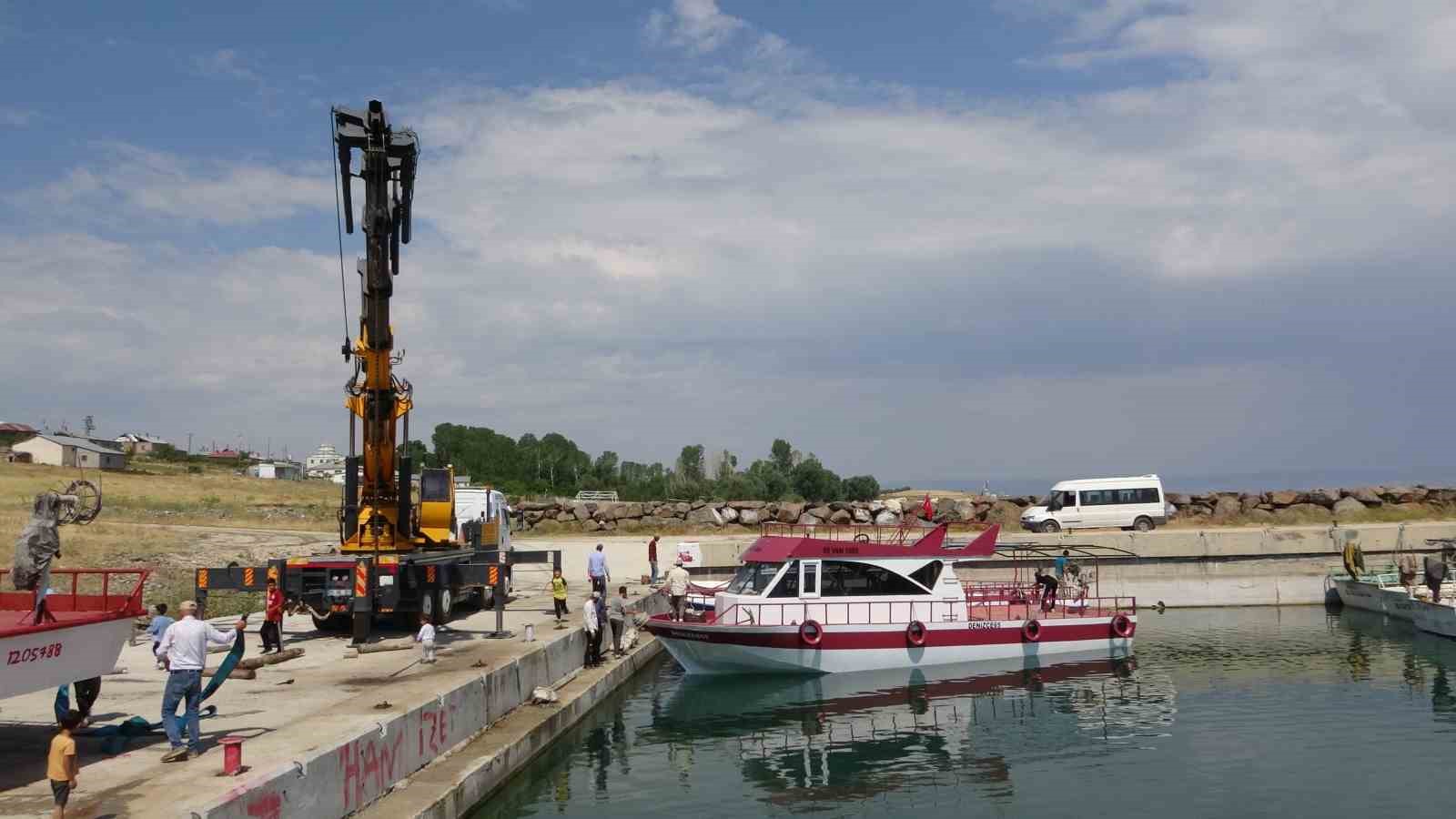 Av sezonu için bakımları yapılan tekneler Van Gölü’ne indirildi