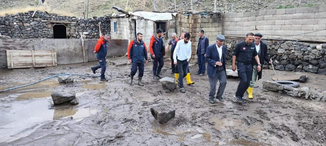 Çaldıran’da sağanak sele neden oldu