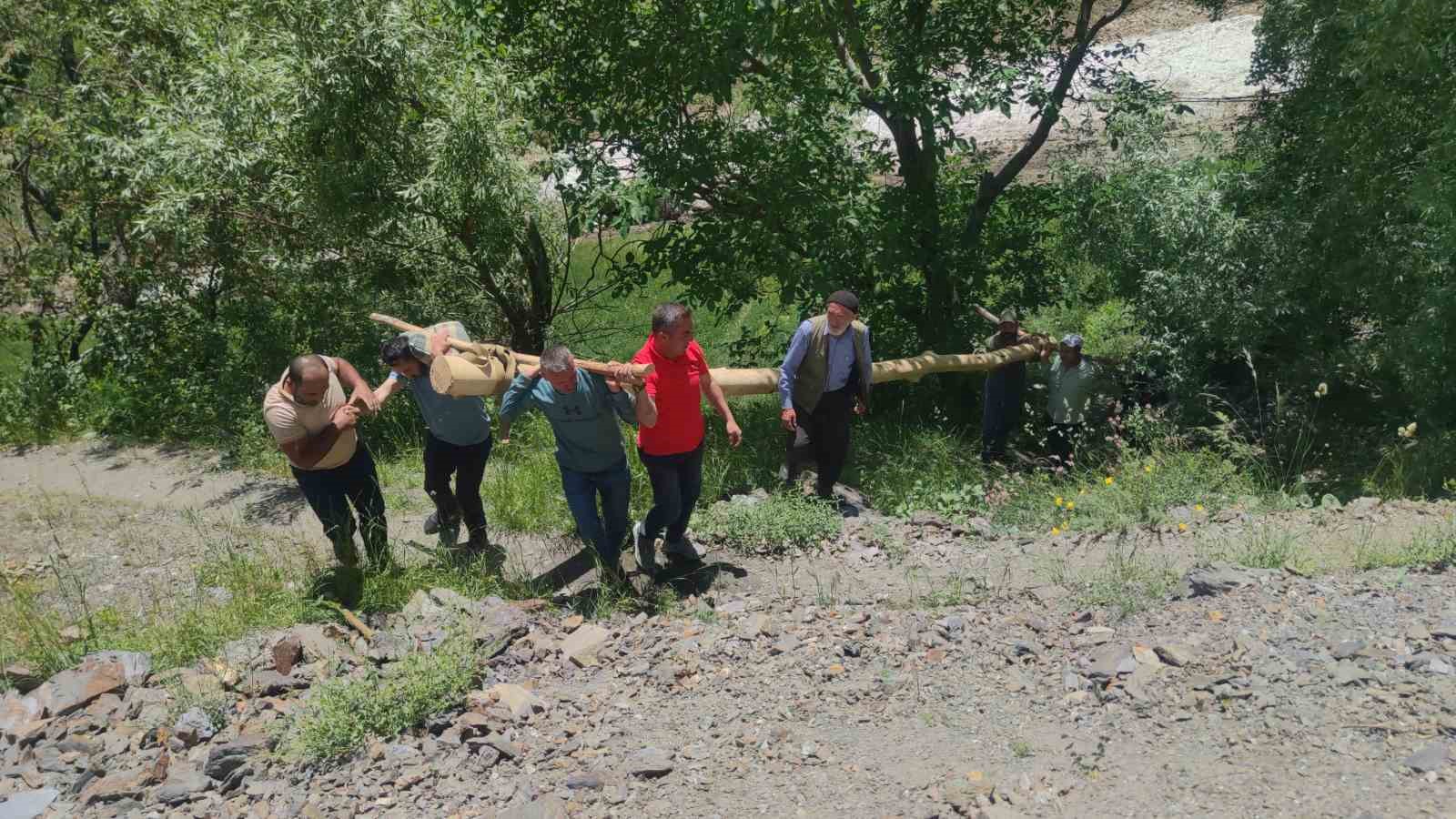 Bahçesaray’da mahalle sakinlerinin zorlu imece mesaisi