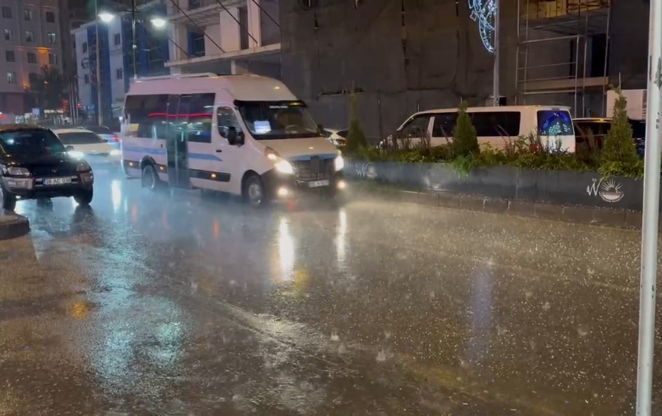 Van’da serinleten yağmur