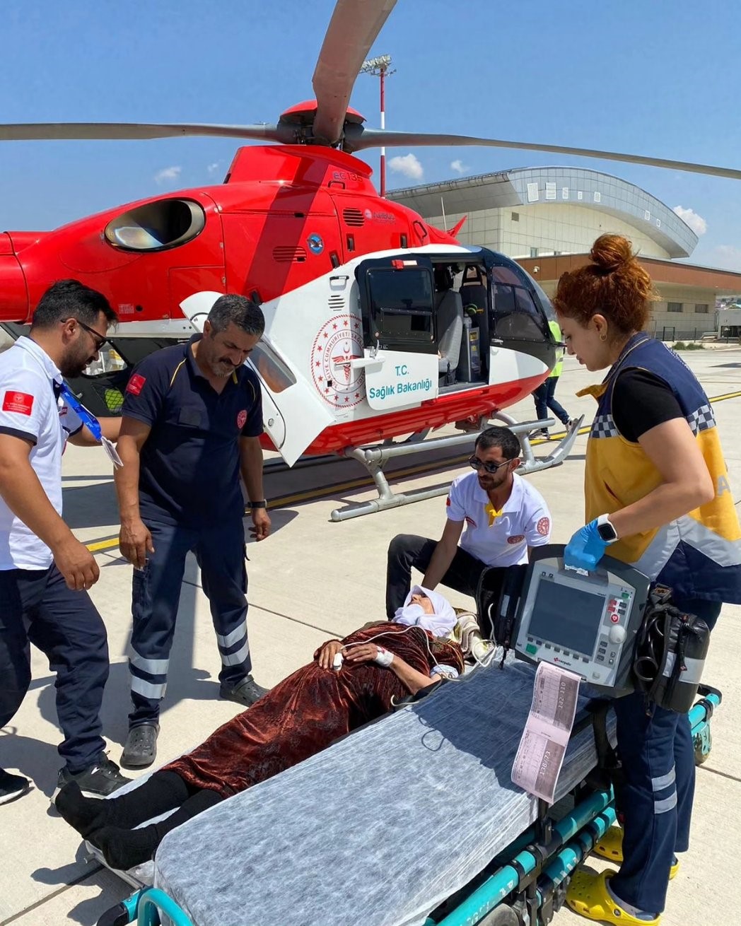 Başkale’de tedavi gören 94 yaşındaki hasta helikopter ambulansla Van’a sevk edildi