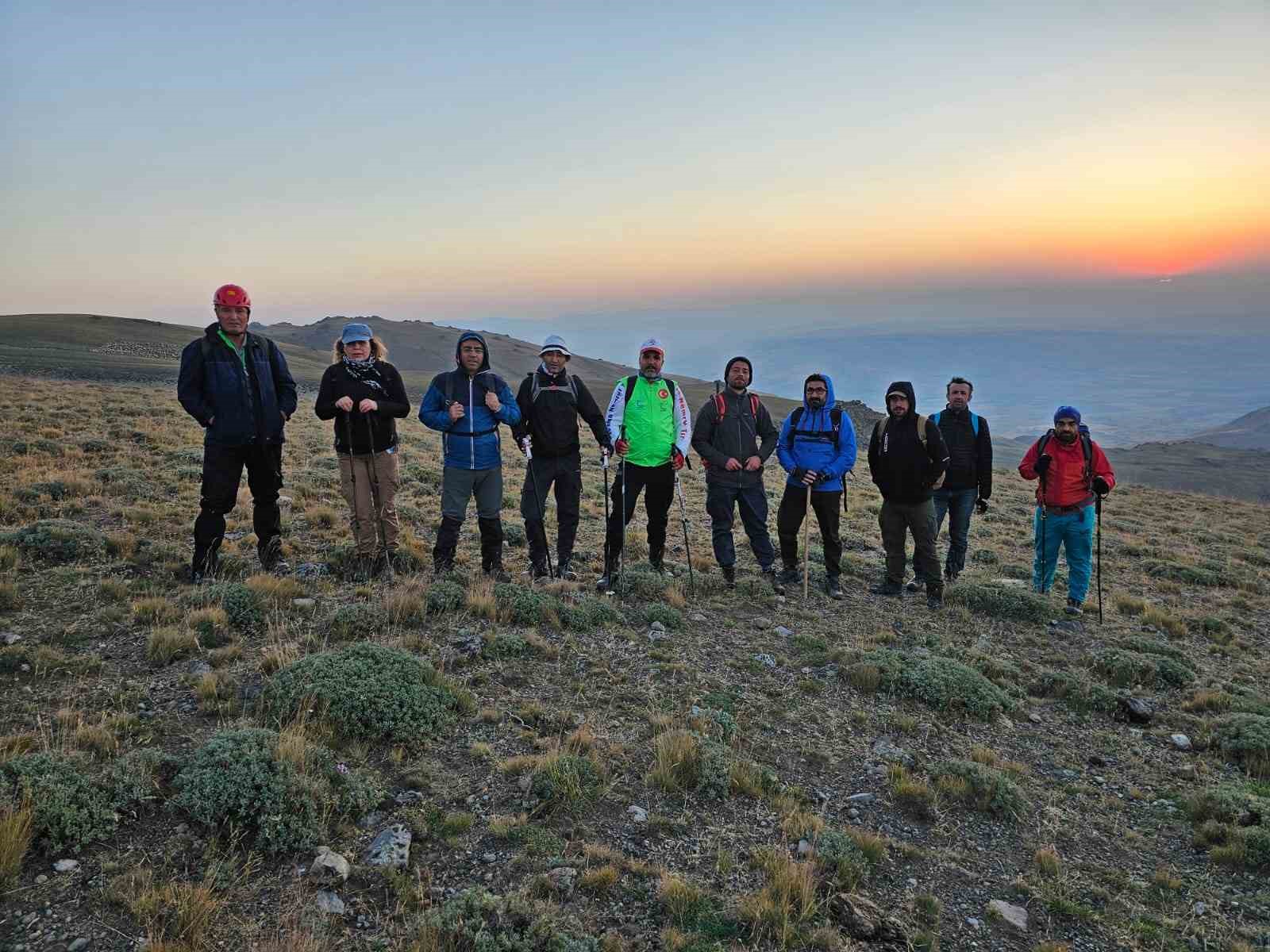 Vangölü Aktivistleri Derneği üyeleri Süphan Dağı’na tırmandı