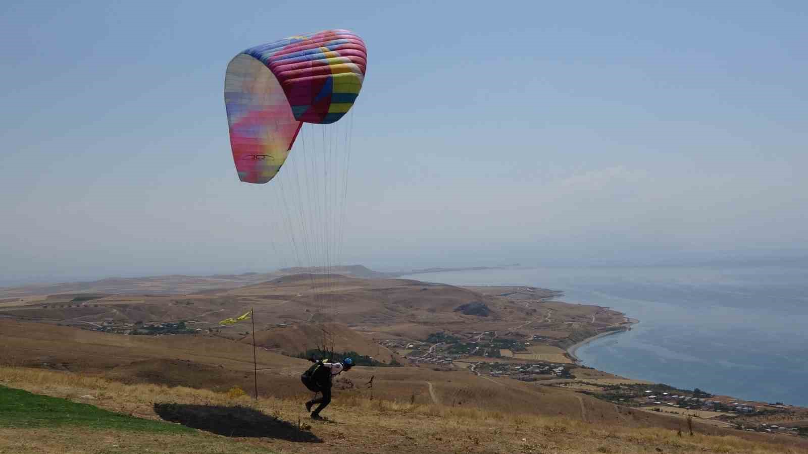 Van Gölü sahilinde yamaç paraşütü yarışması nefes kesti