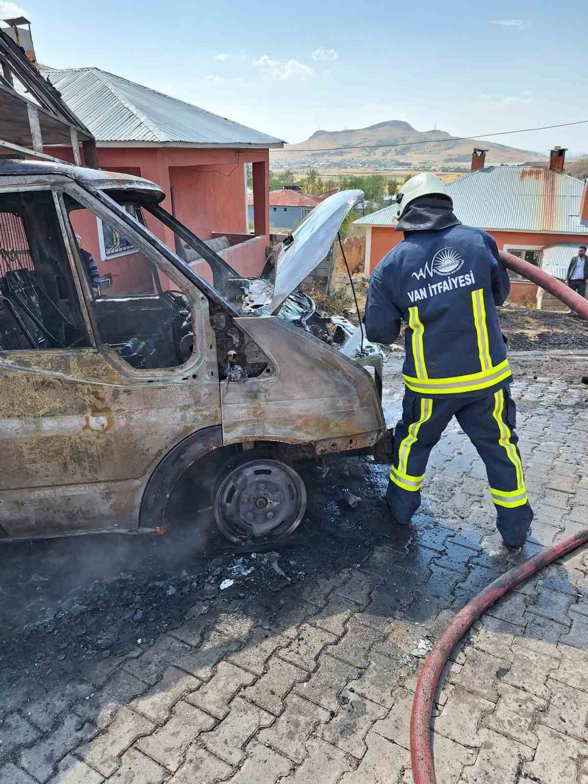 Van’da park halindeki kamyonet yandı