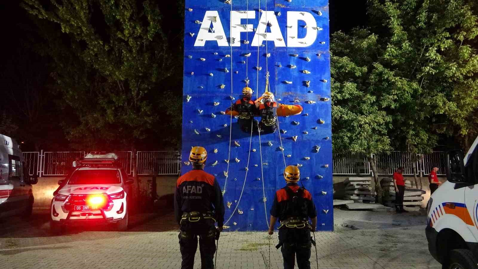 Marmara depreminin yıl dönümünde gerçeği aratmayan tatbikat