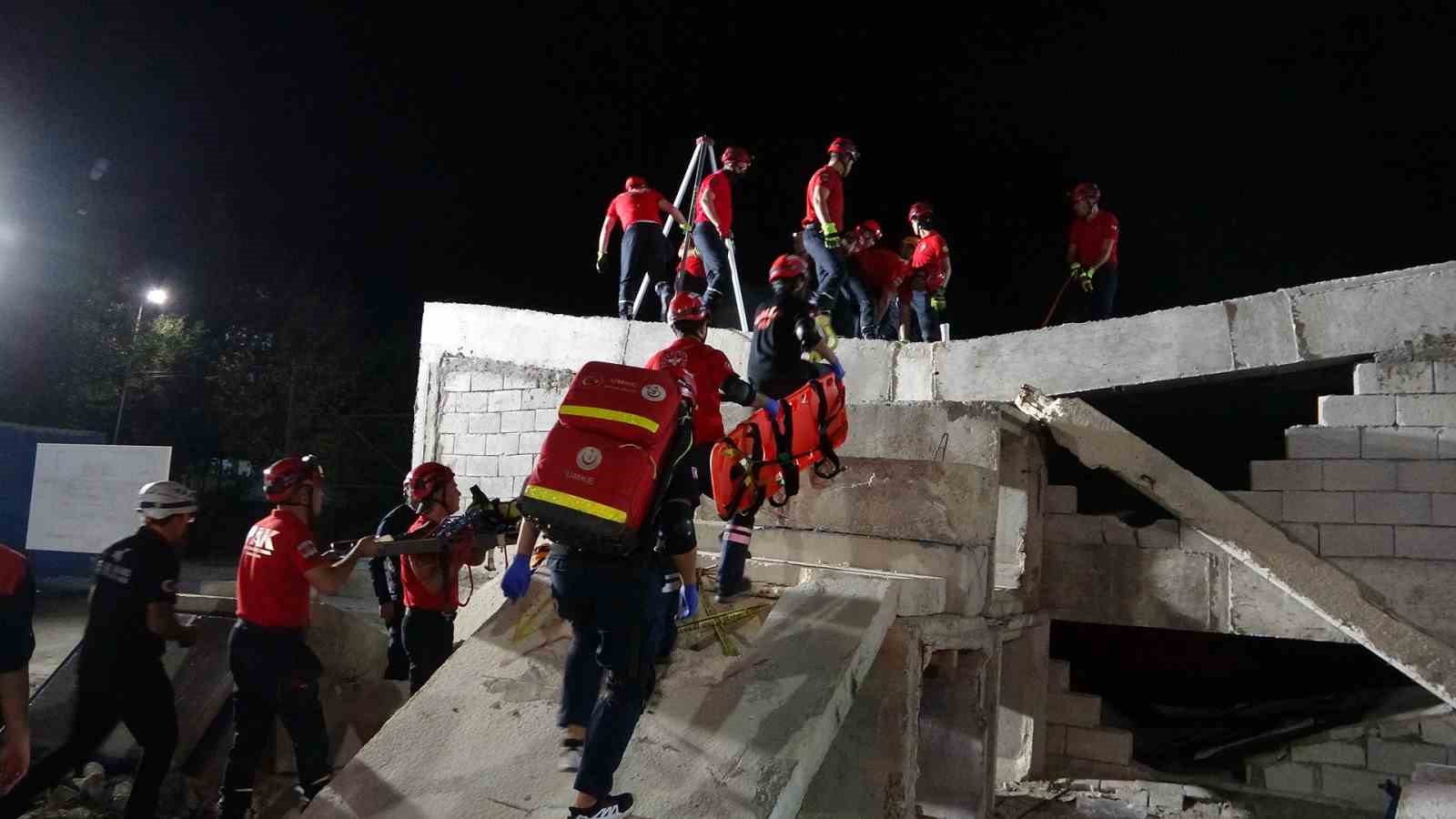 Marmara depreminin yıl dönümünde gerçeği aratmayan tatbikat