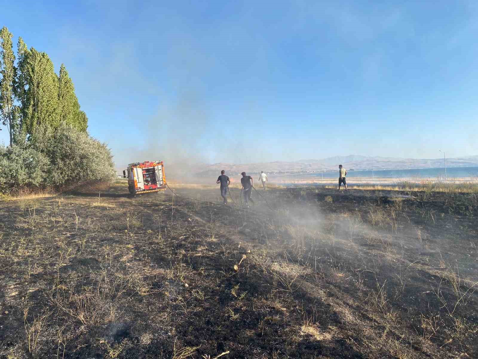 Van’da anız yangını