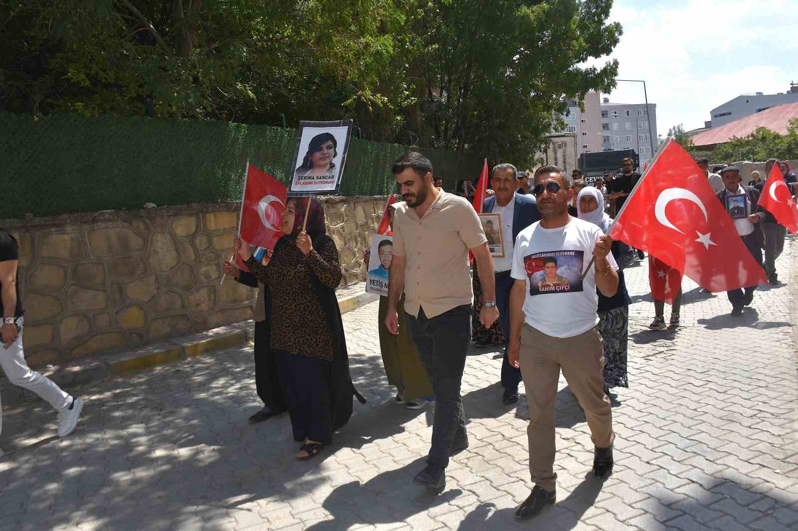 Van annelerinin evlat nöbetine bir aile daha katıldı