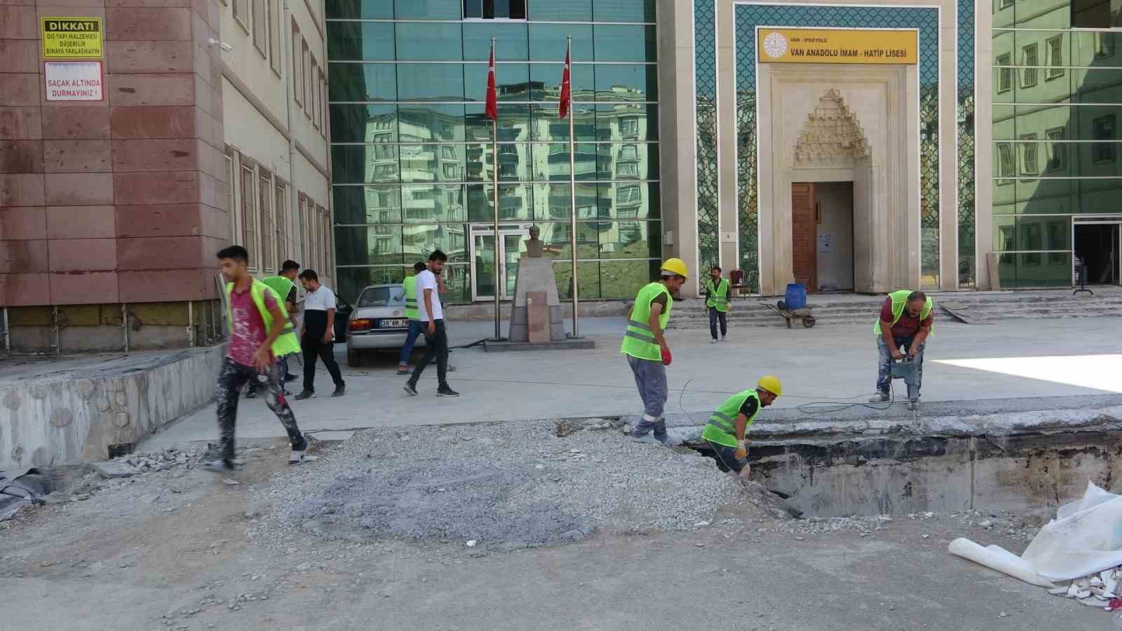 Van’da okulların bakım onarım çalışmaları devam ediyor