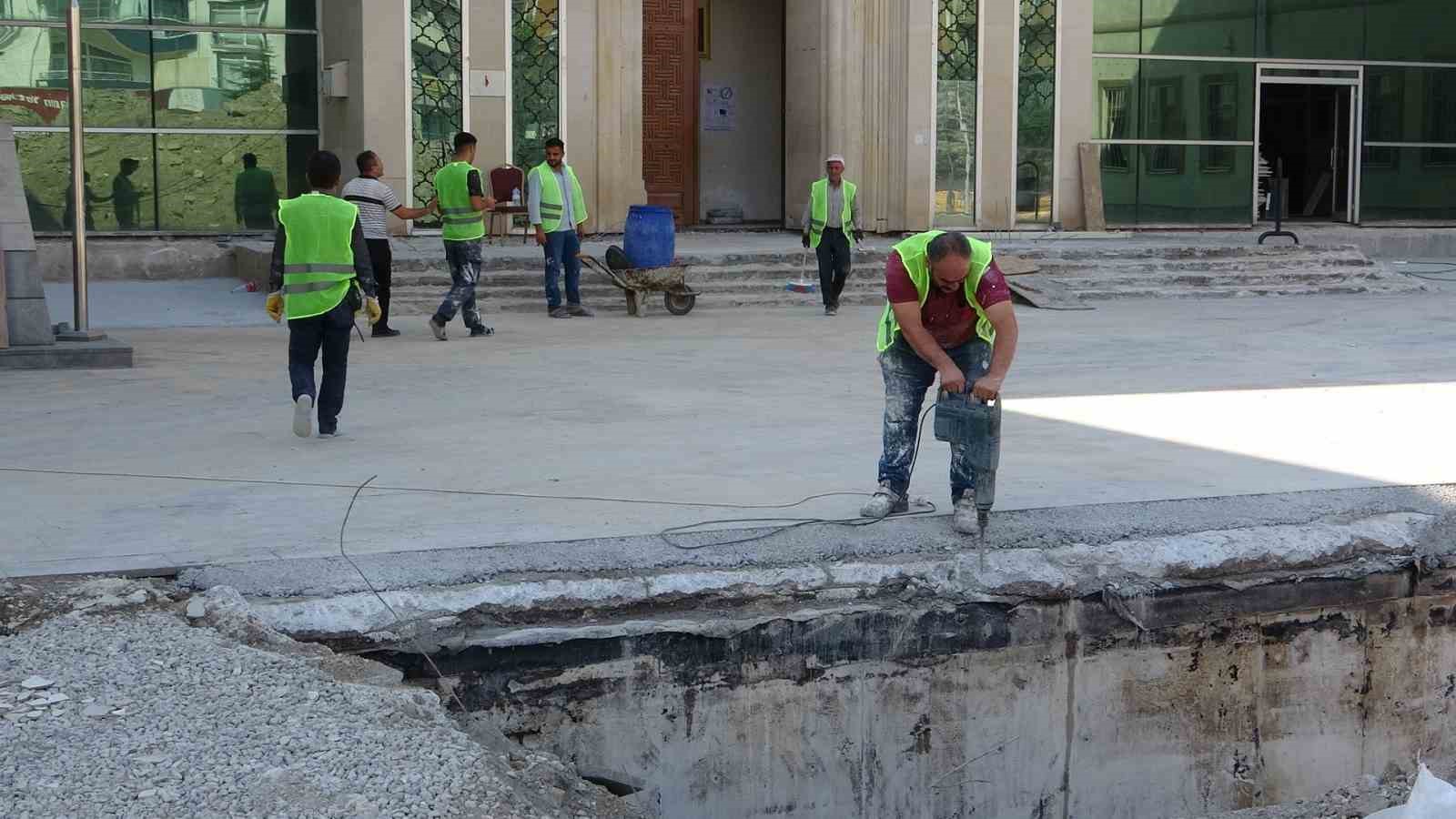 Van’da okulların bakım onarım çalışmaları devam ediyor