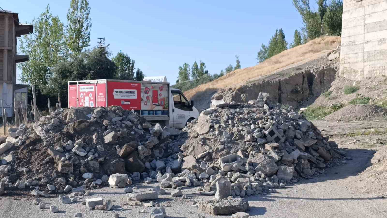 Üç parselinden geçen yolu kapattı