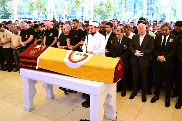 Şafak Sezer, Aydemir Akbaş'ın cenaze töreninde yaşananlara isyan etti: Dua edemedik, hiçbir şey yapamadık