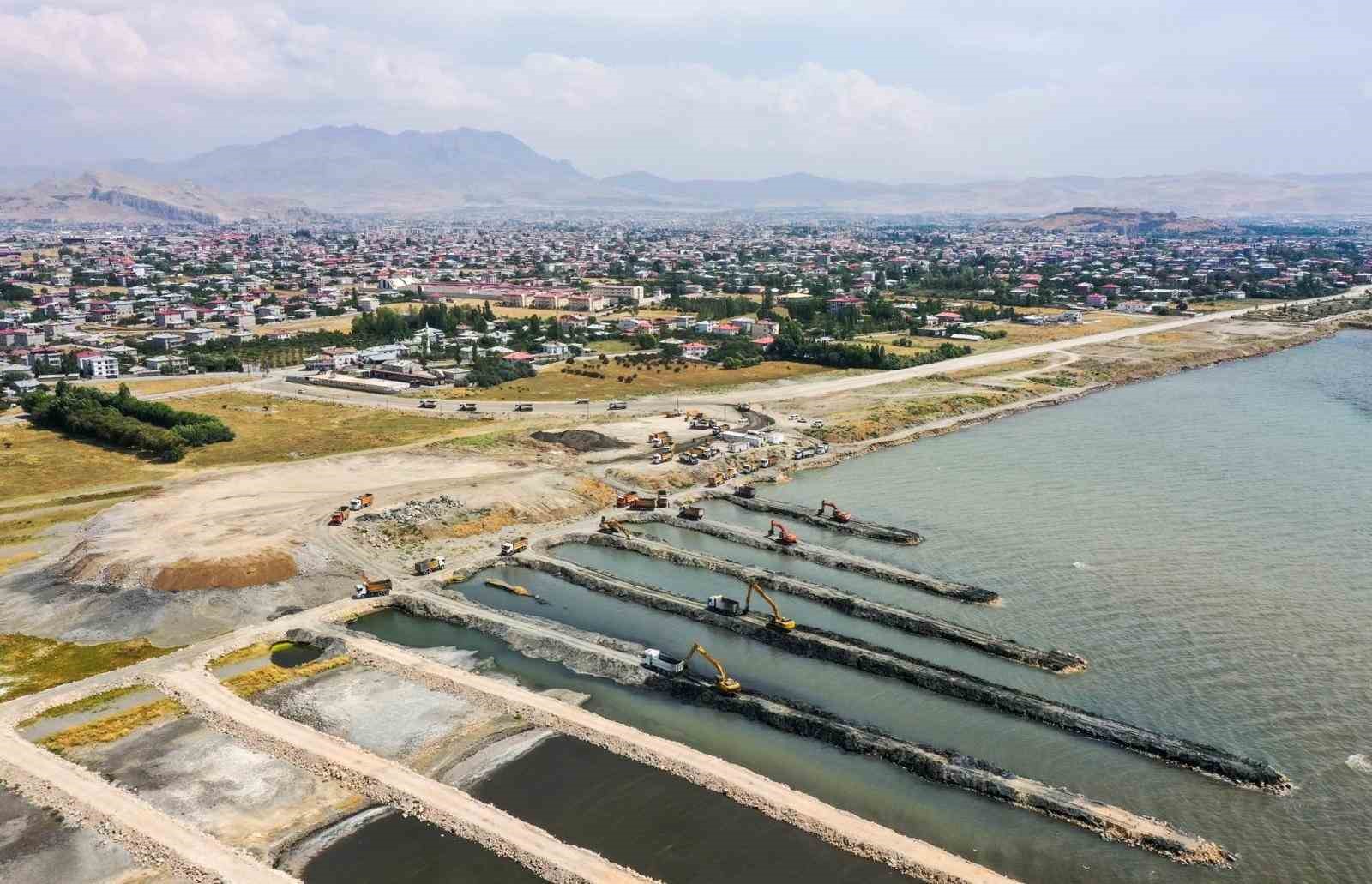 Van Gölü dip çamuru temizliğinin iki etabı tamamlandı