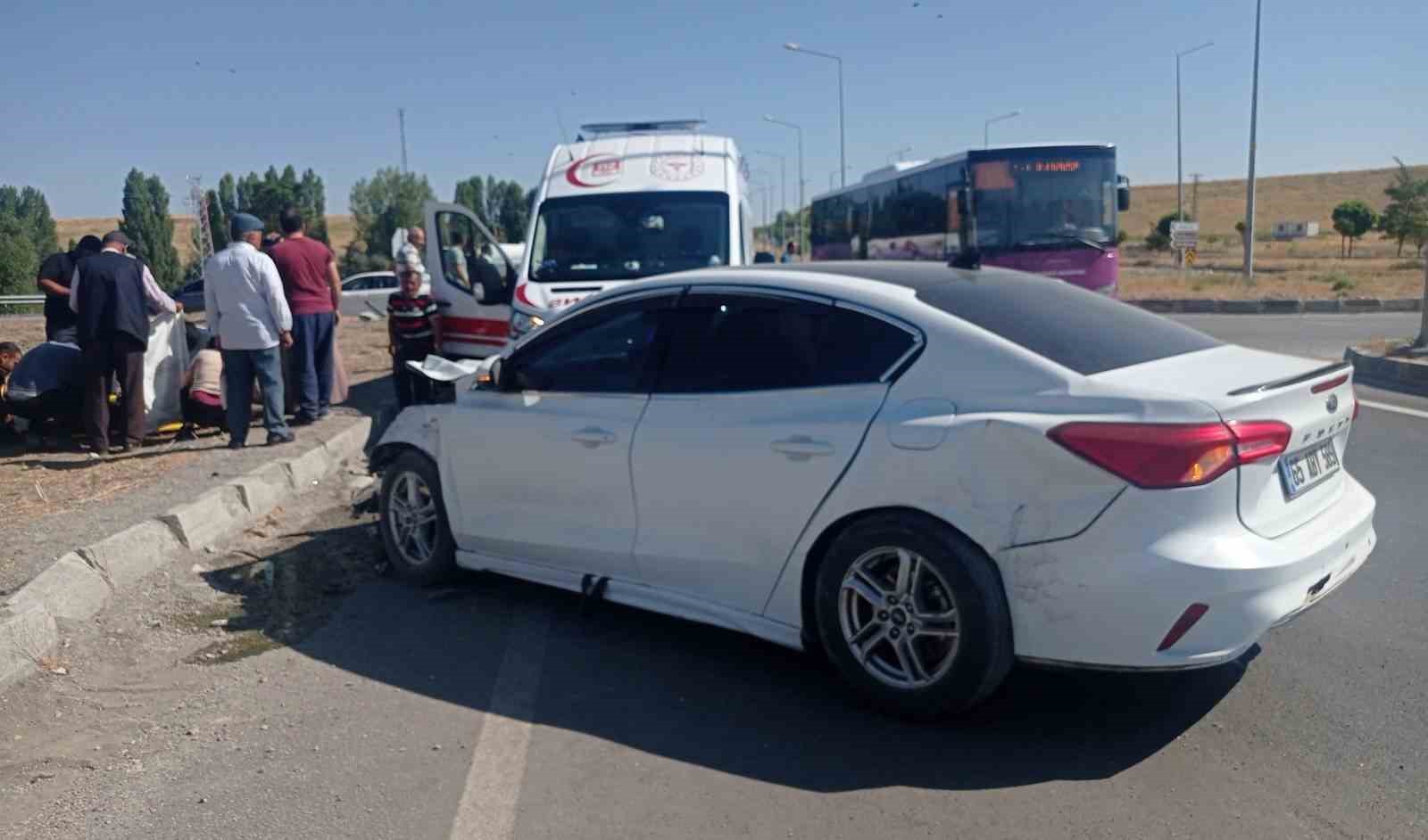 Van’da iki otomobil kavşakta çarpıştı: 2 yaralı