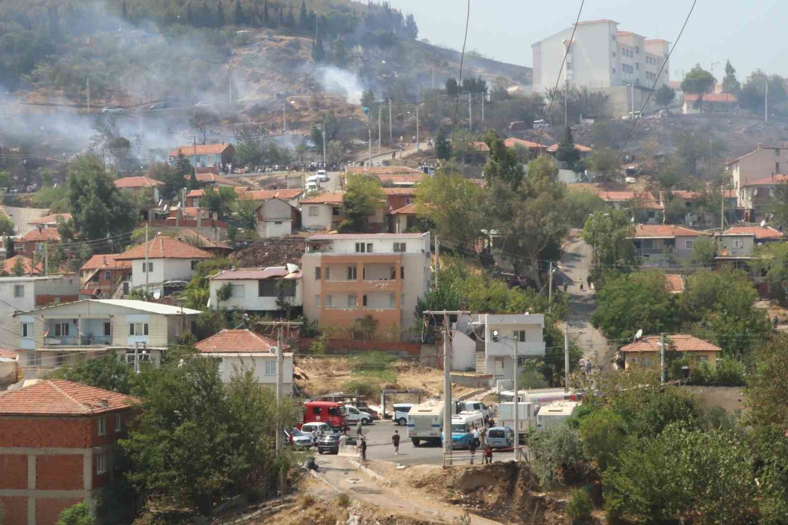 İzmir’deki orman yangını yerleşim yerlerine sıçradı: Bazı evler kül oldu