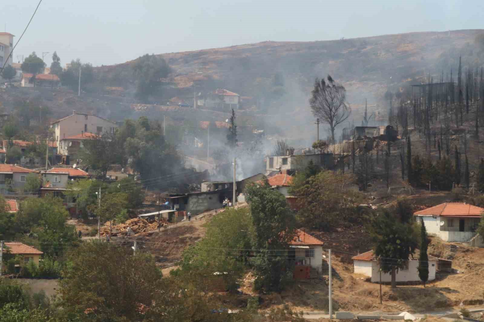 İzmir’deki orman yangını yerleşim yerlerine sıçradı: Bazı evler kül oldu