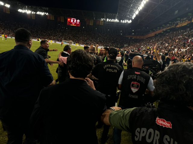 Fenerbahçe Başkanı Ali Koç'a Göztepe deplasmanında saldırı