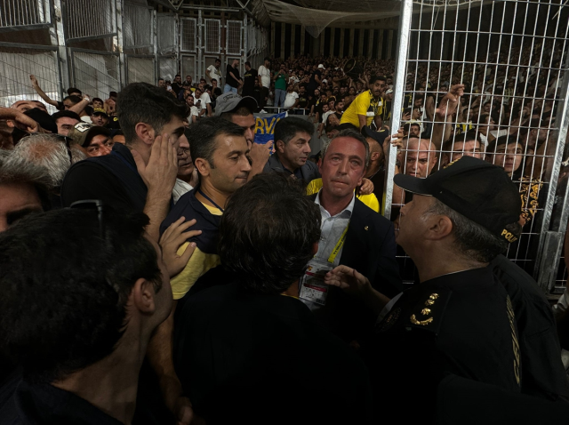 Fenerbahçe Başkanı Ali Koç'a Göztepe deplasmanında saldırı