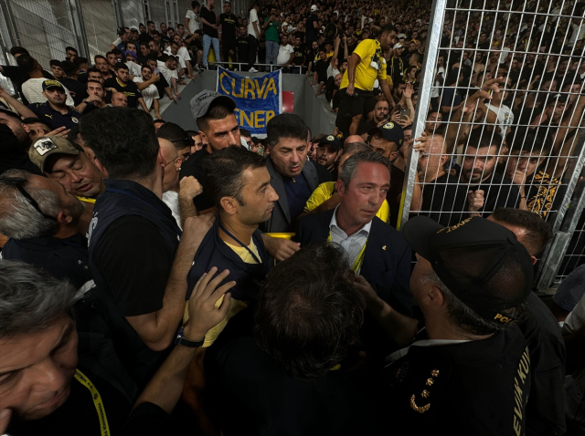 Fenerbahçe Başkanı Ali Koç'a Göztepe deplasmanında saldırı