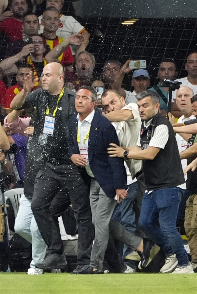 Fenerbahçe Başkanı Ali Koç'a Göztepe deplasmanında saldırı