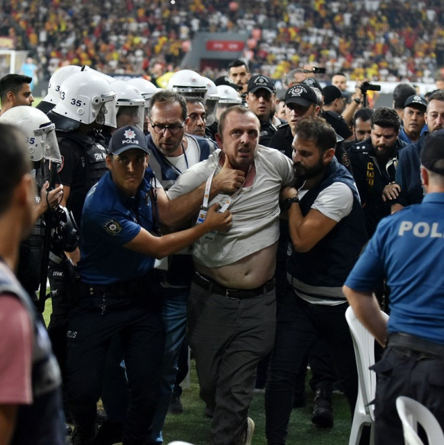 Fenerbahçe Başkanı Ali Koç'a Göztepe deplasmanında saldırı