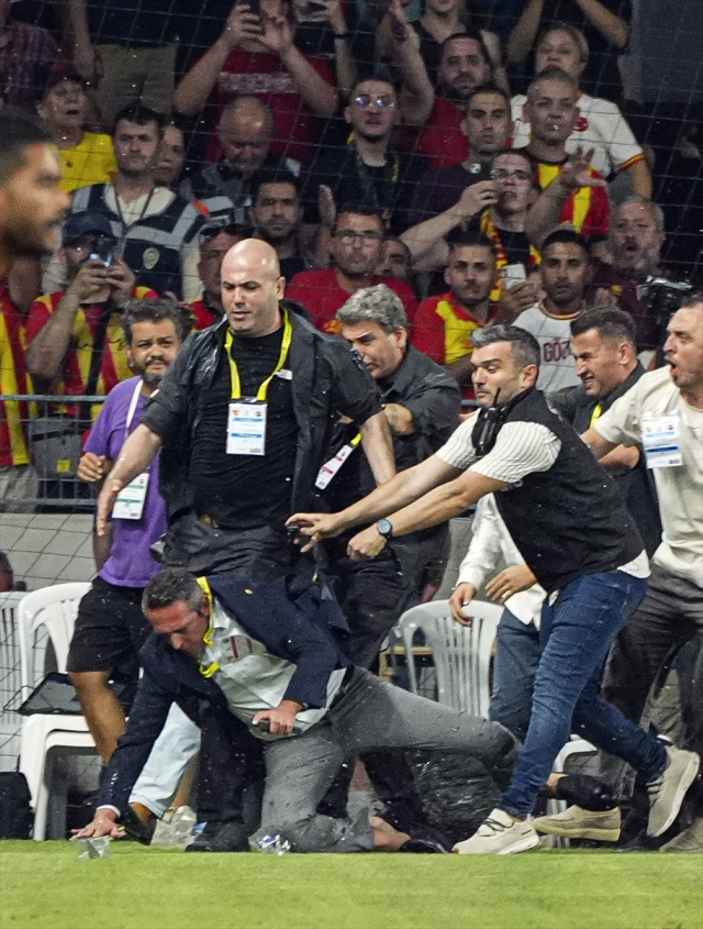 Fenerbahçe Başkanı Ali Koç'a Göztepe deplasmanında saldırı