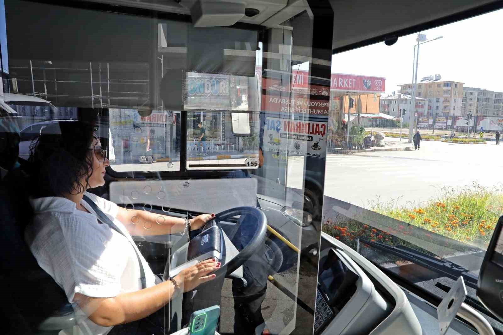 Van’ın tek kadın otobüs şoförü yeniden direksiyon başında