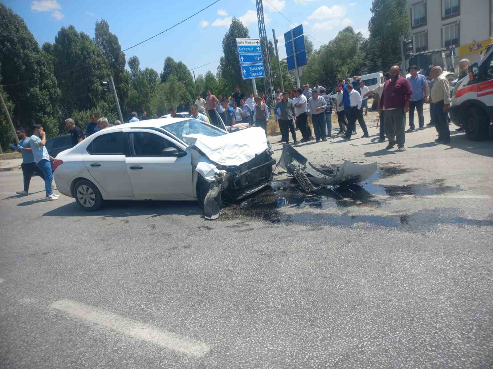 Gürpınar’da trafik kazası: 5 yaralı