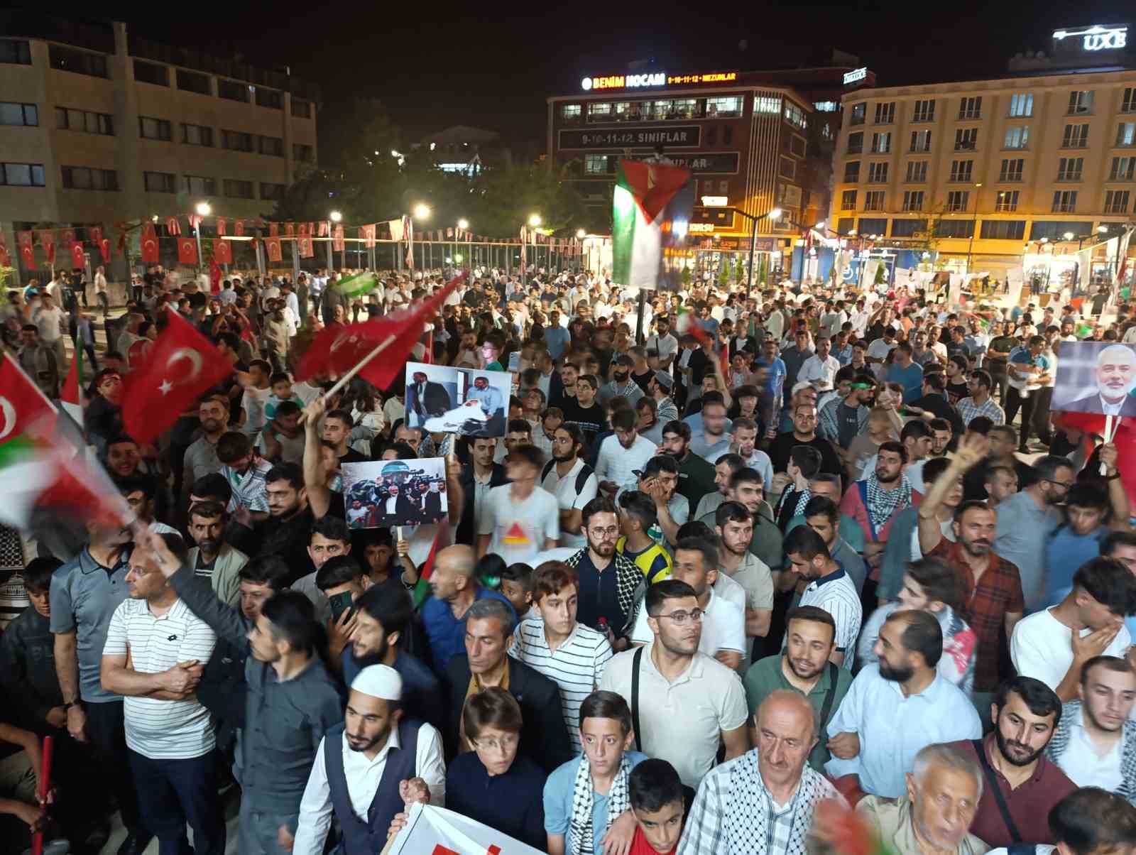 Van’da binlerce kişi Hamas lideri Heniyye için sokağa döküldü