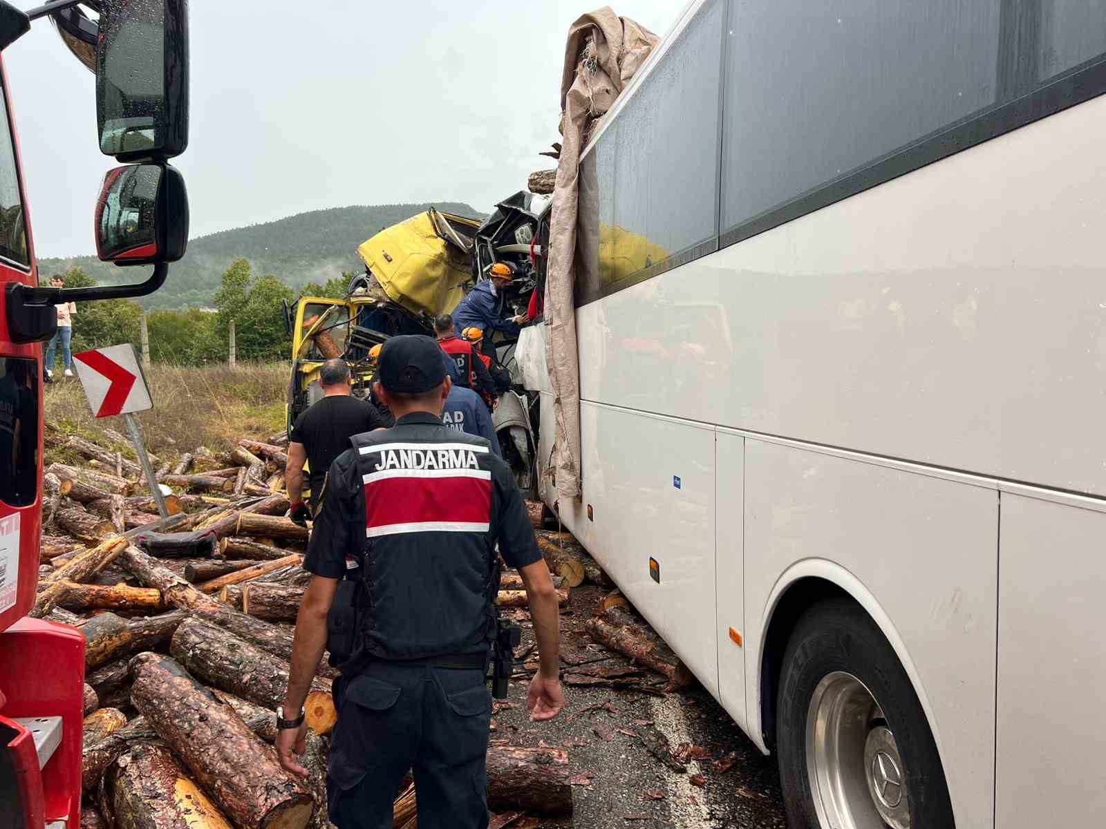 Metro Turizm’e ait Mercedes marka yolcu otobüsü, tomruk yüklü kamyonla çarpıştı: 2 ölü, 23 yaralı