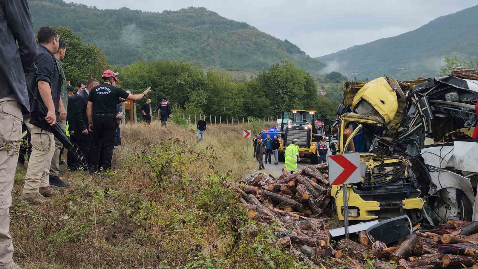 Metro Turizm’e ait Mercedes marka yolcu otobüsü, tomruk yüklü kamyonla çarpıştı: 2 ölü, 23 yaralı