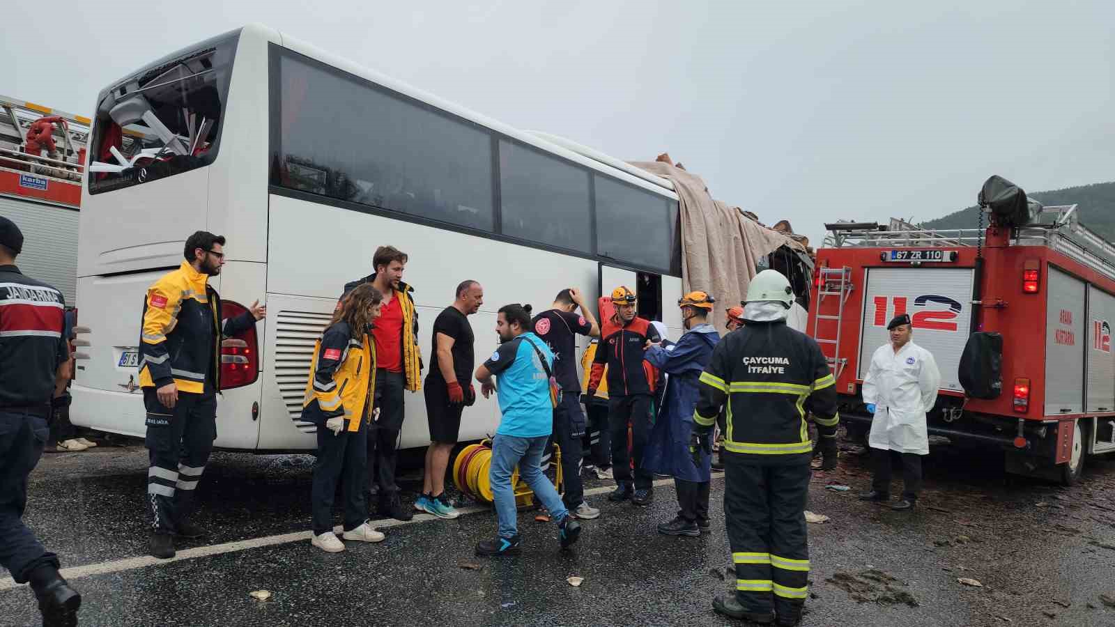 Metro Turizm’e ait Mercedes marka yolcu otobüsü, tomruk yüklü kamyonla çarpıştı: 2 ölü, 23 yaralı