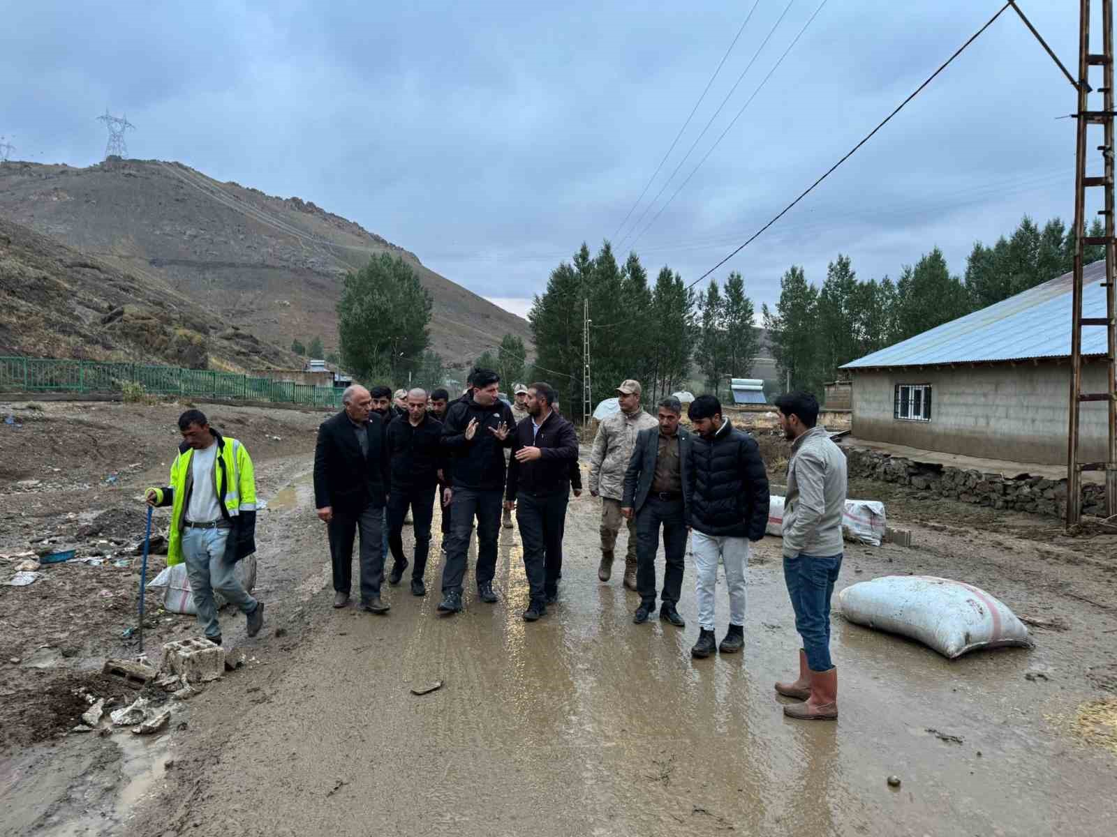 Saray Kaymakamı Gürdal sel bölgesinde