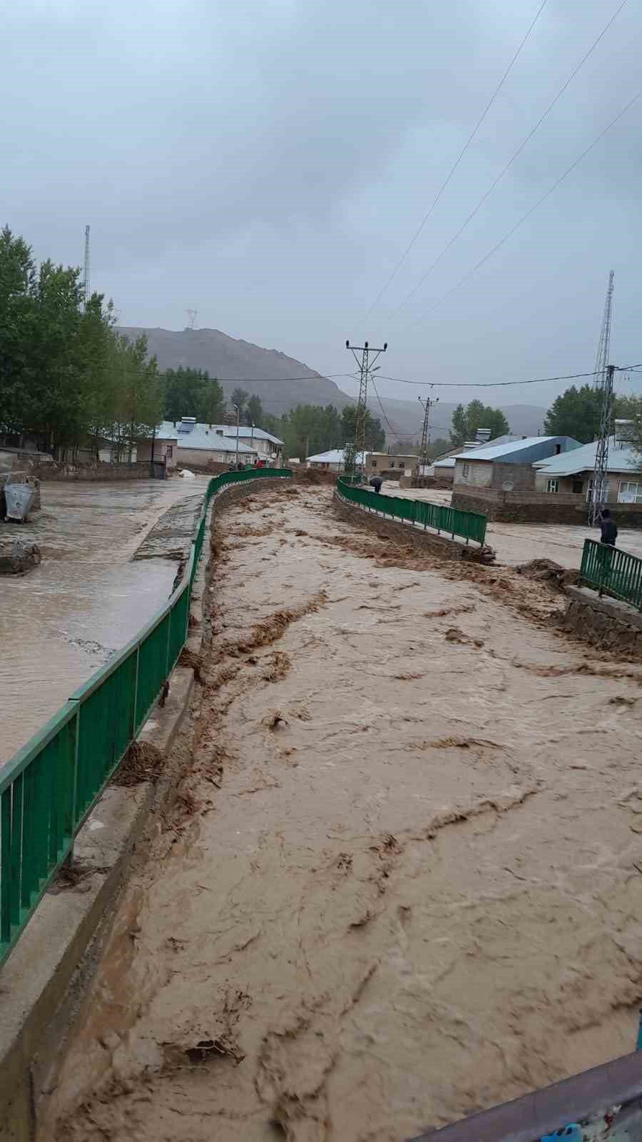 Saray Kaymakamı Gürdal sel bölgesinde