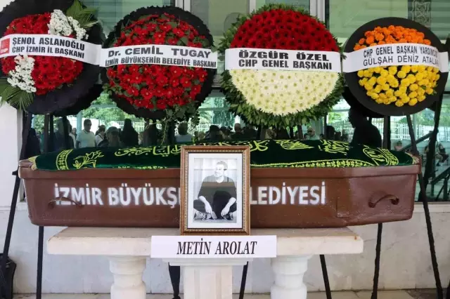 Metin Arolat son yolculuğuna uğurlandı! Ünlü isimler gözyaşlarına boğuldu