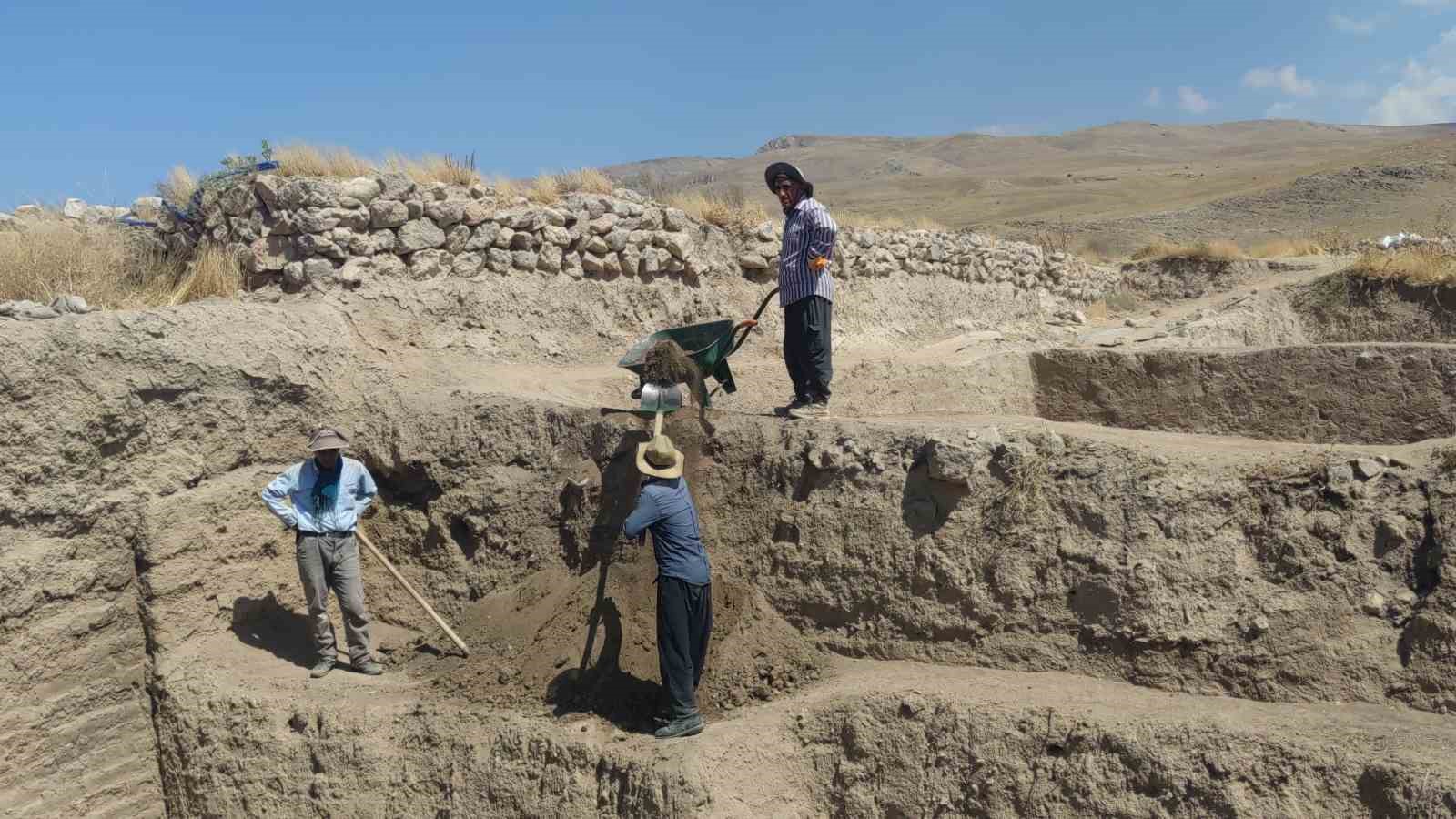 Urartu tarihine ışık tutuna 36 yıllık kazı